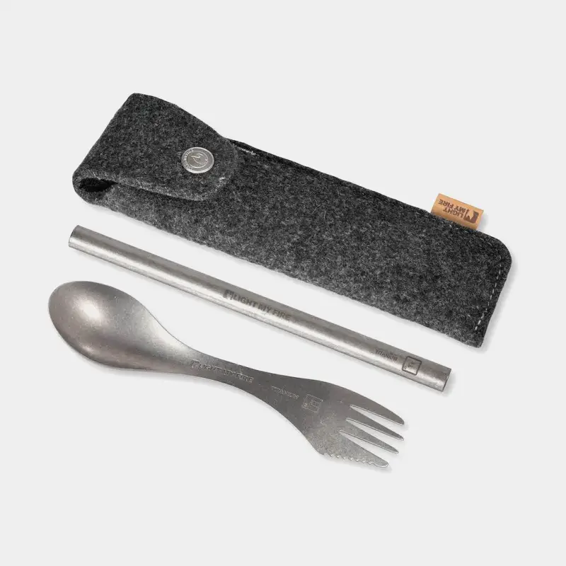 Spork en titane avec paille Spork’n Straw Kit Titanium, 17 cm + étui Quantité Limitée